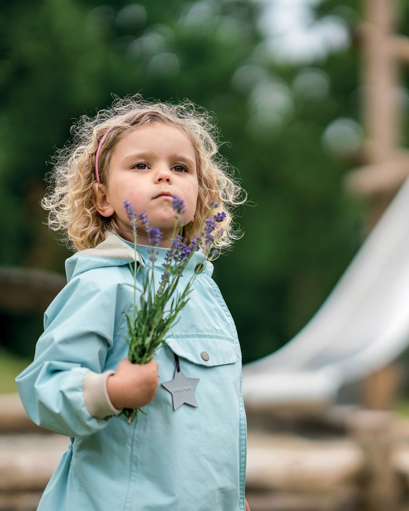 Une fille à l'air ferme et déterminé dans la cour de récréation.